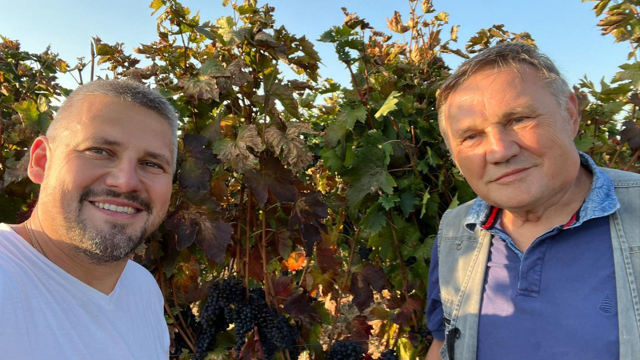 Békési Csaba (stânga), alături de tatăl său, în podgoria familiei