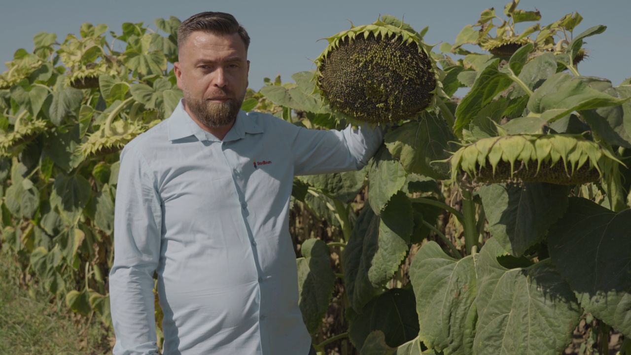 Alexandru Constantinescu (Rodbun), lângă un lan de Maxx 240 ST